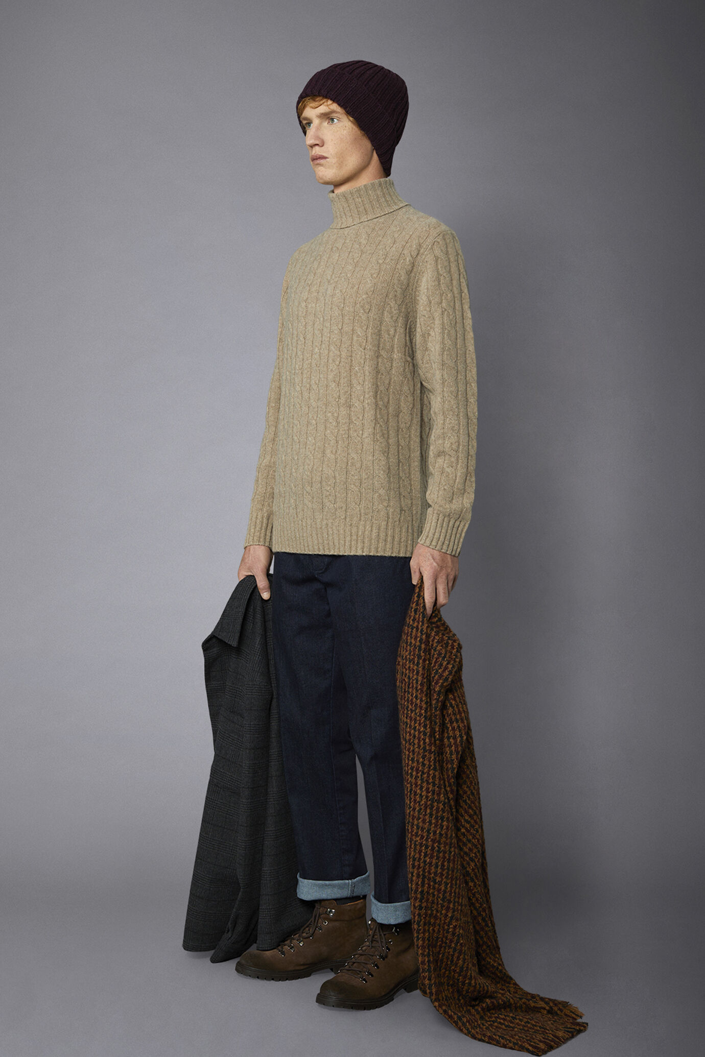 Maglia uomo a trecce collo alto in misto lana lambswool regular fit image number 1