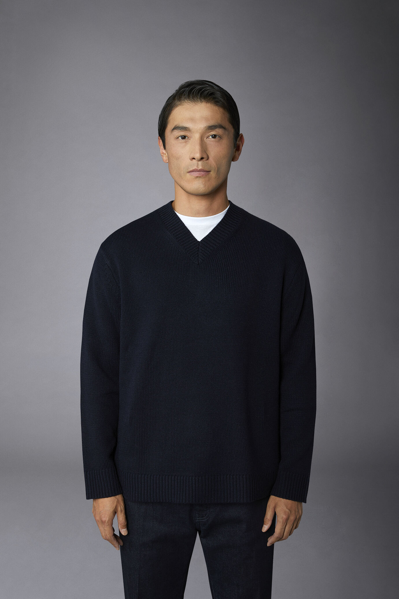 Pullover mit V-Ausschnitt und normaler Passform aus einer Wollmischung image number 3