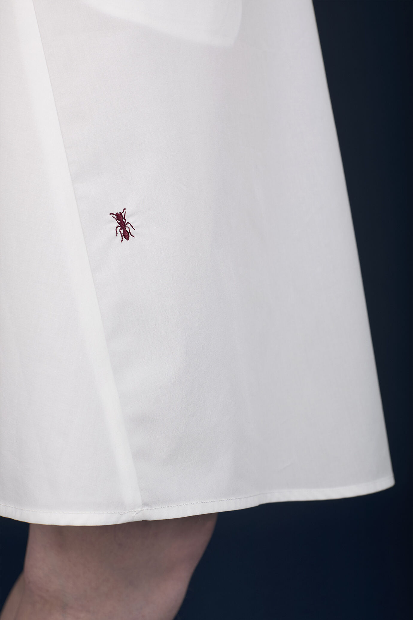 Kurzes, ausgestelltes Damenkleid mit kurzen Ärmeln und Seitentaschen image number 3