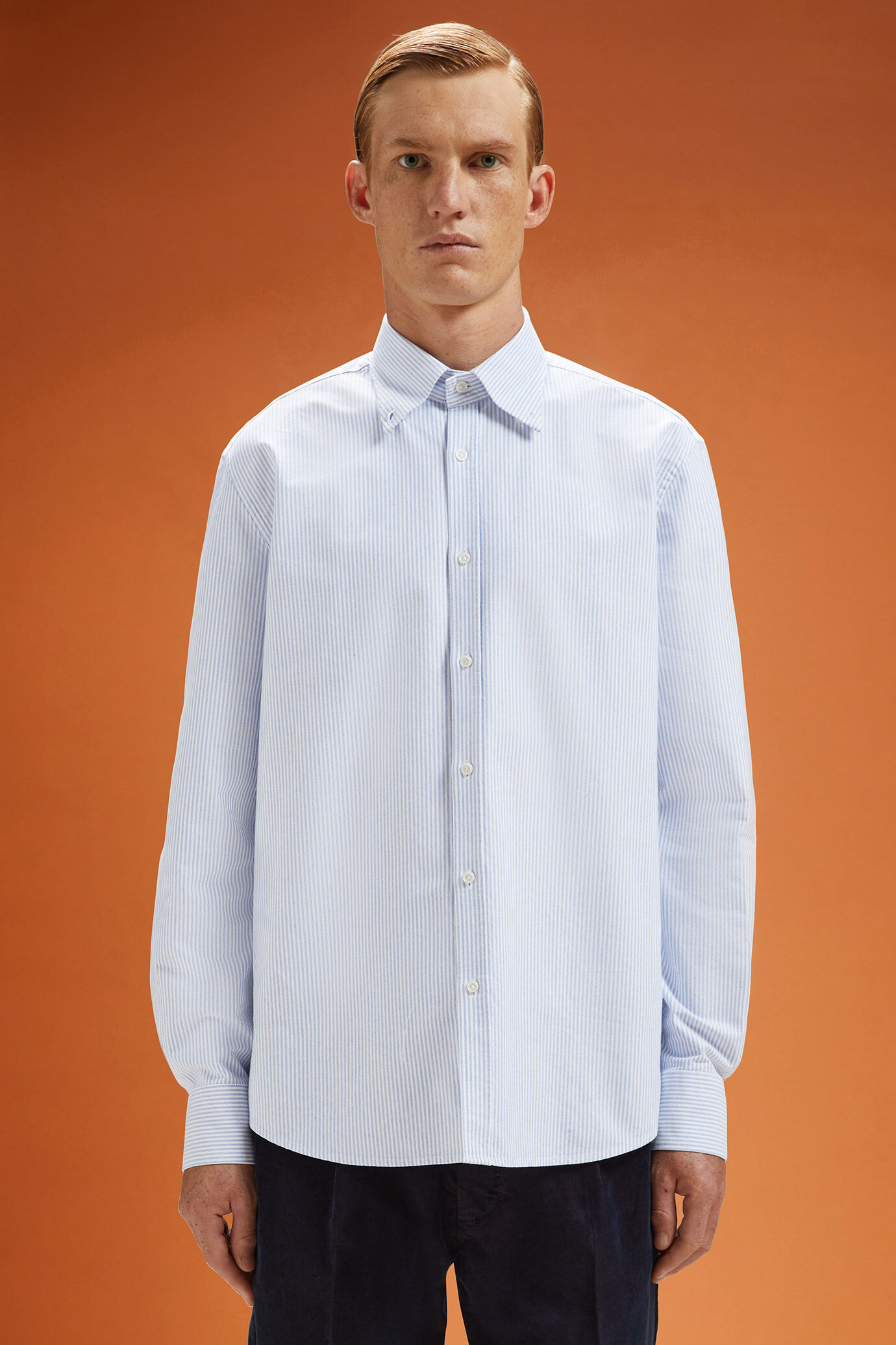 Einfarbiges Herren-Freizeithemd mit Button-Down-Kragen aus 100 % gestreifter, extrem leichter Oxford-Baumwolle mit Streifenmuster in bequemer Passform image number 0