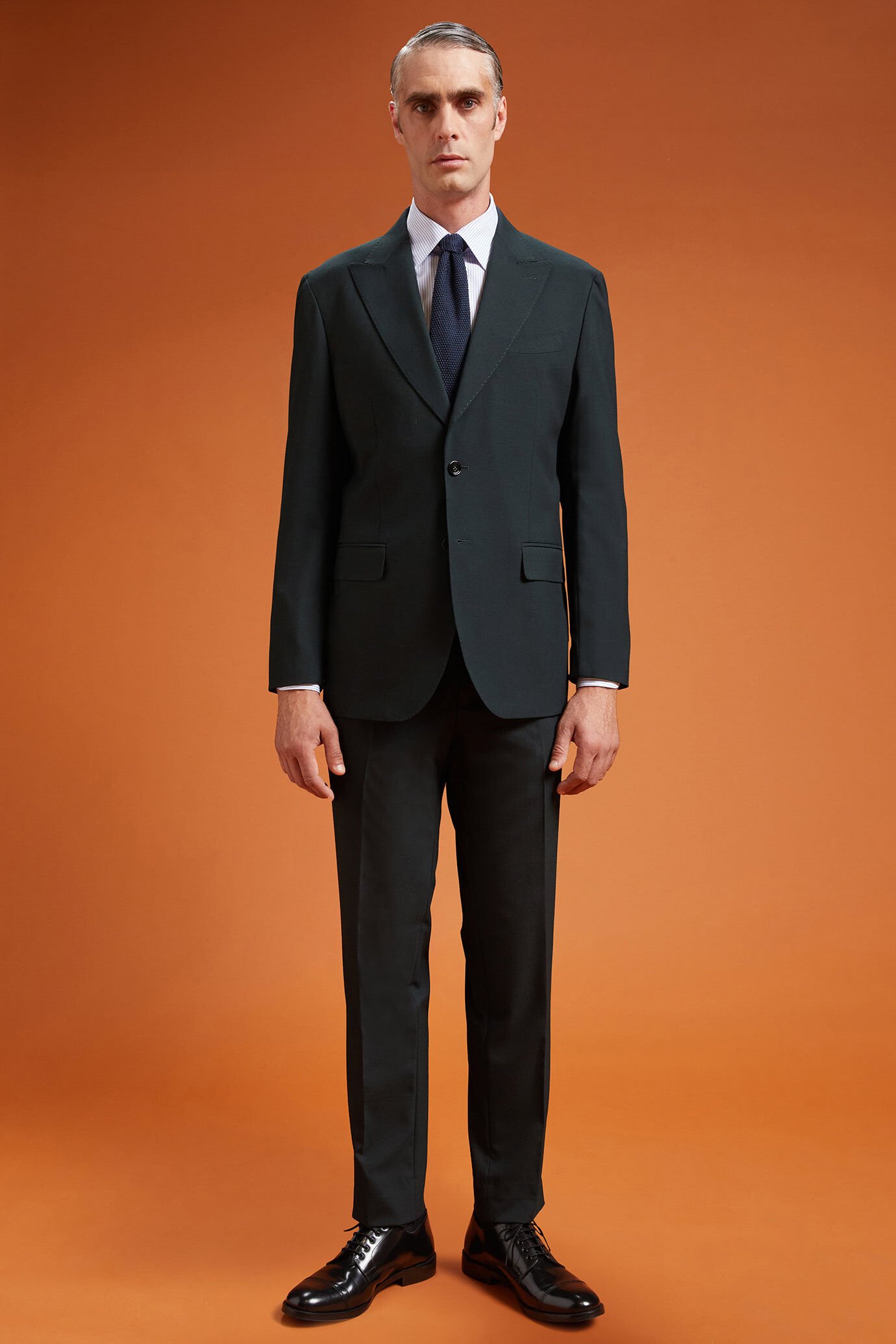 Einreihiger Herrenanzug in normaler Passform aus einfarbigem Stoff image number 0