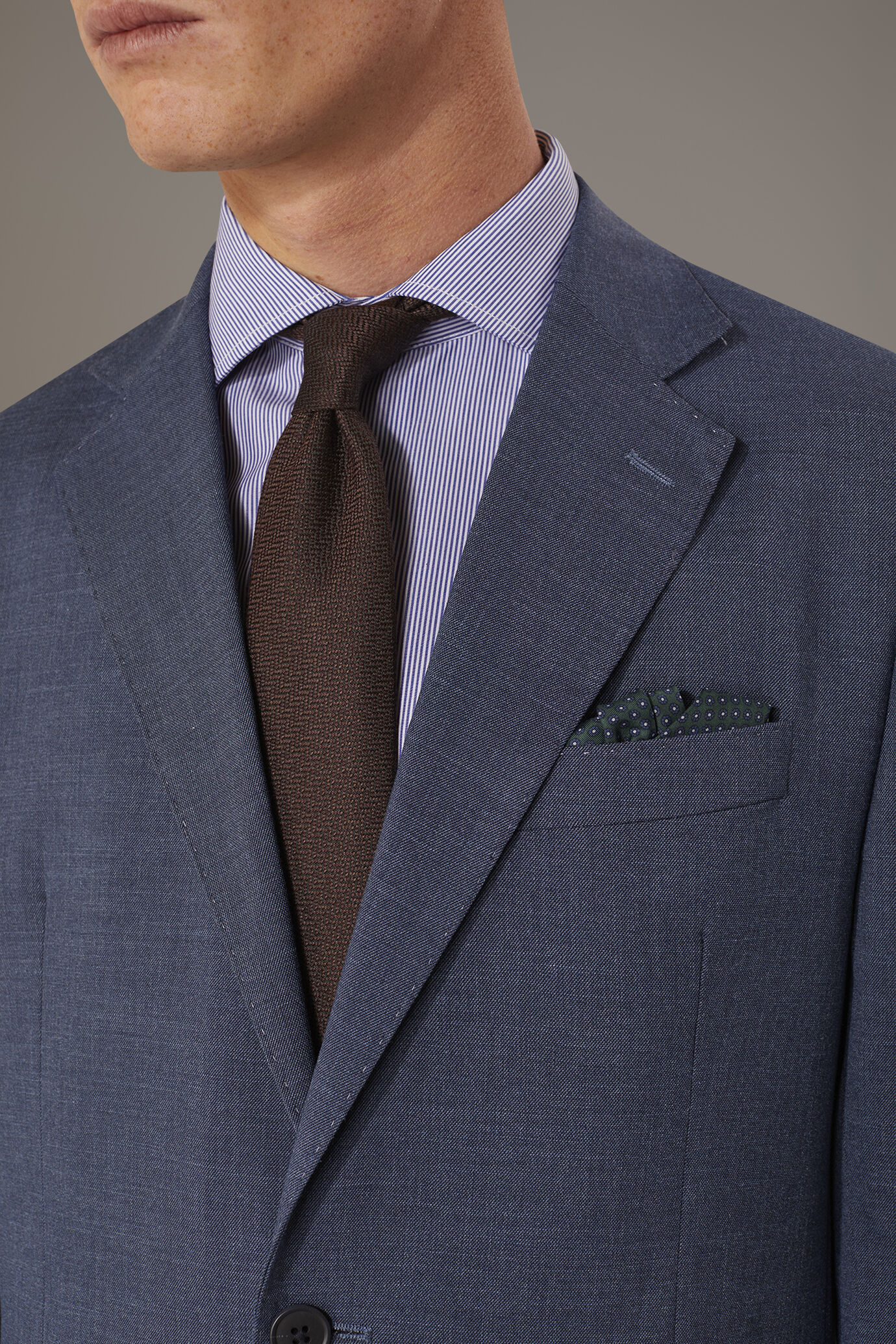 Einreihiger Anzug in normaler Passform Grisaille-Stoff image number 2