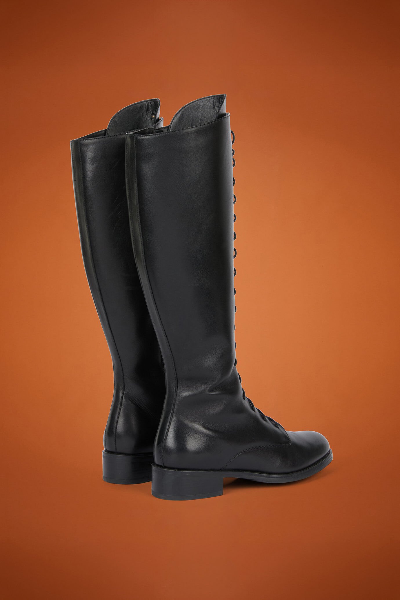 Hohe Damenstiefel aus 100 % Echtleder mit seitlichem Reißverschluss und Schnürsenkeln vorne sowie Gummisohle image number 2