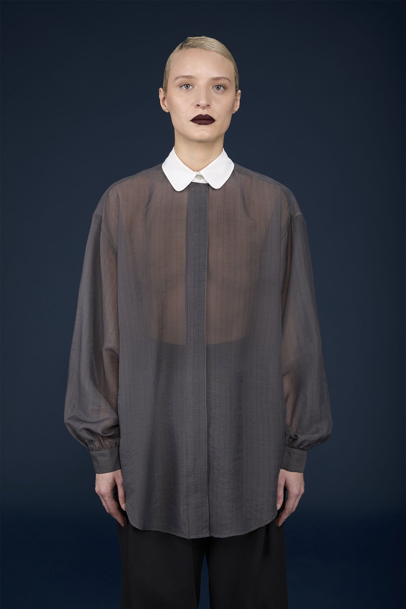 Chemise oversize pour femme, modèle à col uni en tissu rayé transparent image number 0