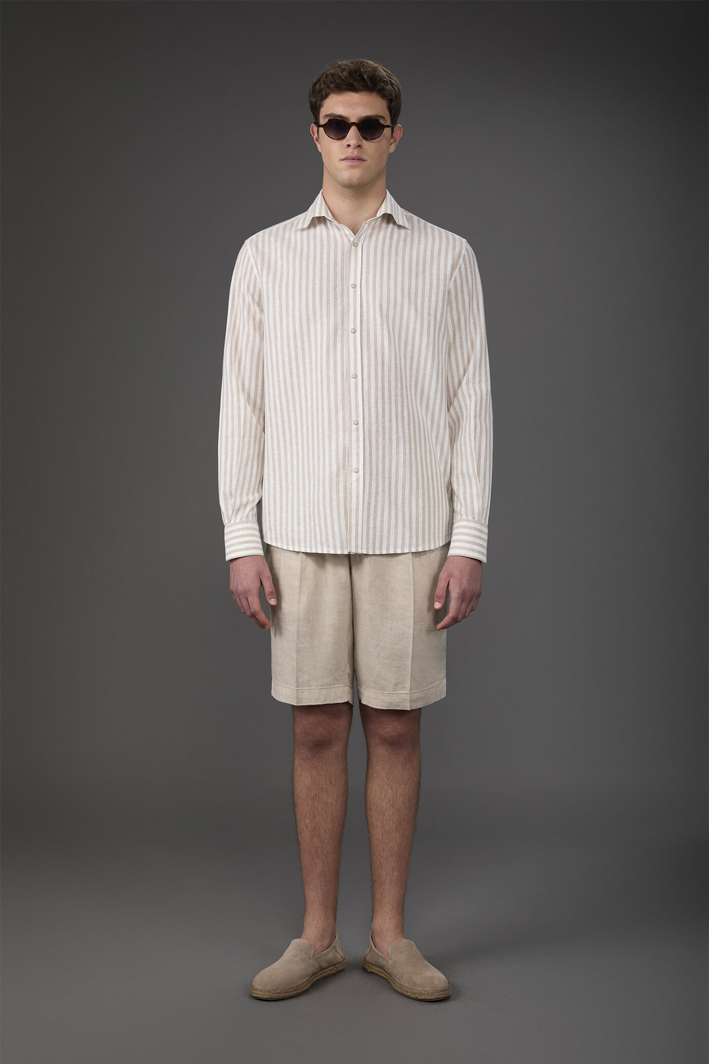 Chemise homme d&eacute;contract&eacute;e &agrave; col fran&ccedil;ais en lin et coton lav&eacute; et ray&eacute; image number 2