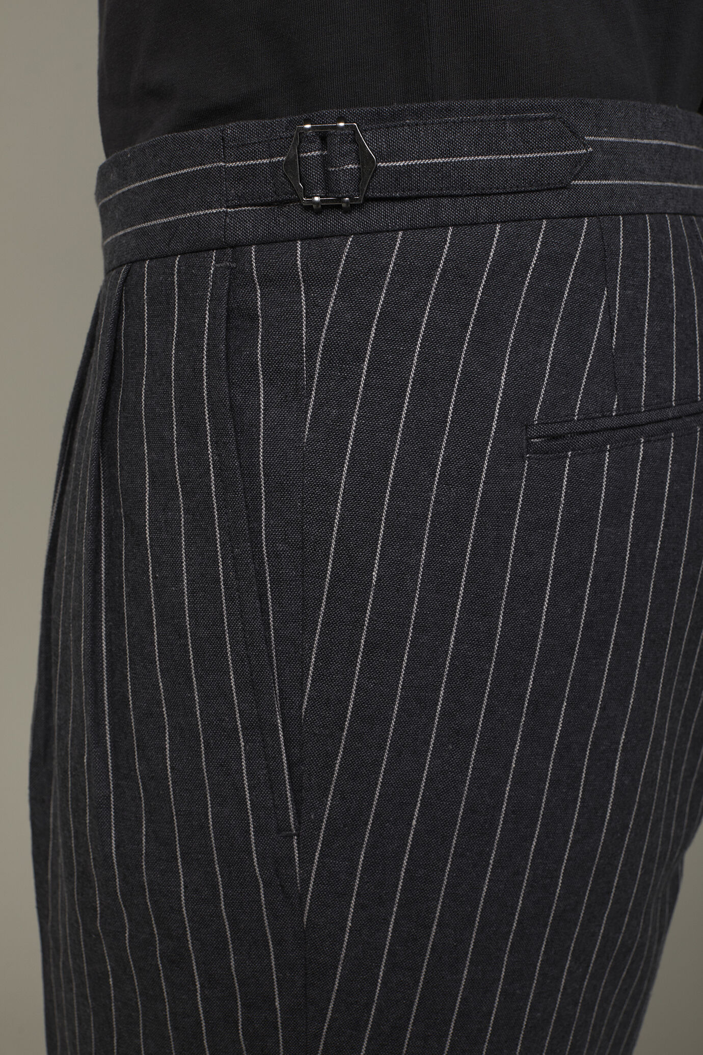 Bermuda homme à double pince en lin et coton avec motif à fines rayures coupe régulière image number 4