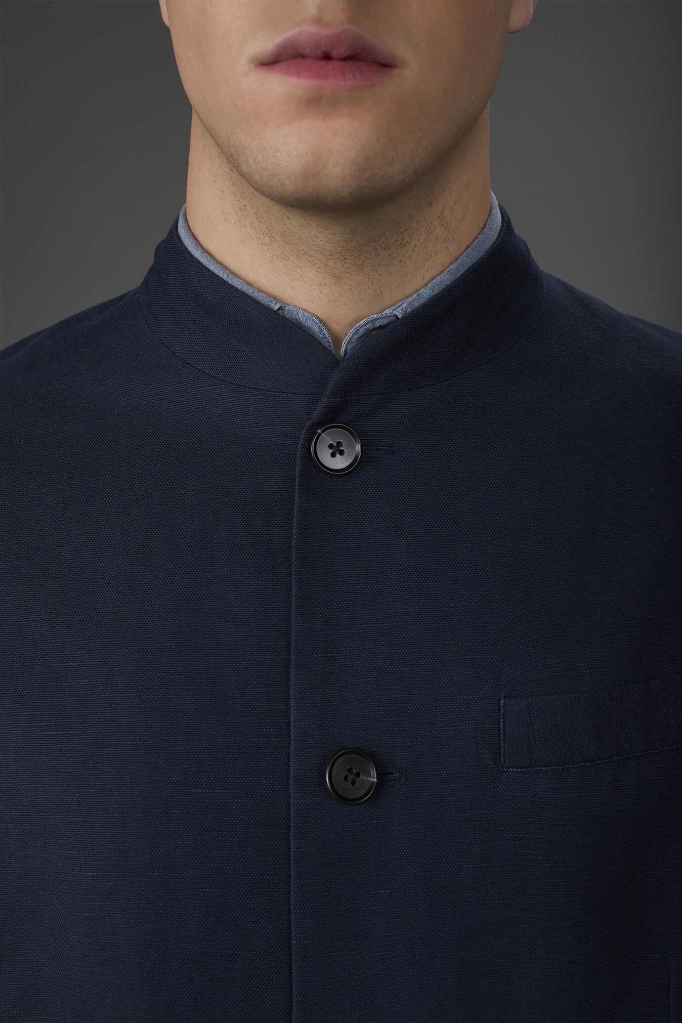 Men's unlined single-breasted jacket with mandarin collar linen and cotton blend image number 2