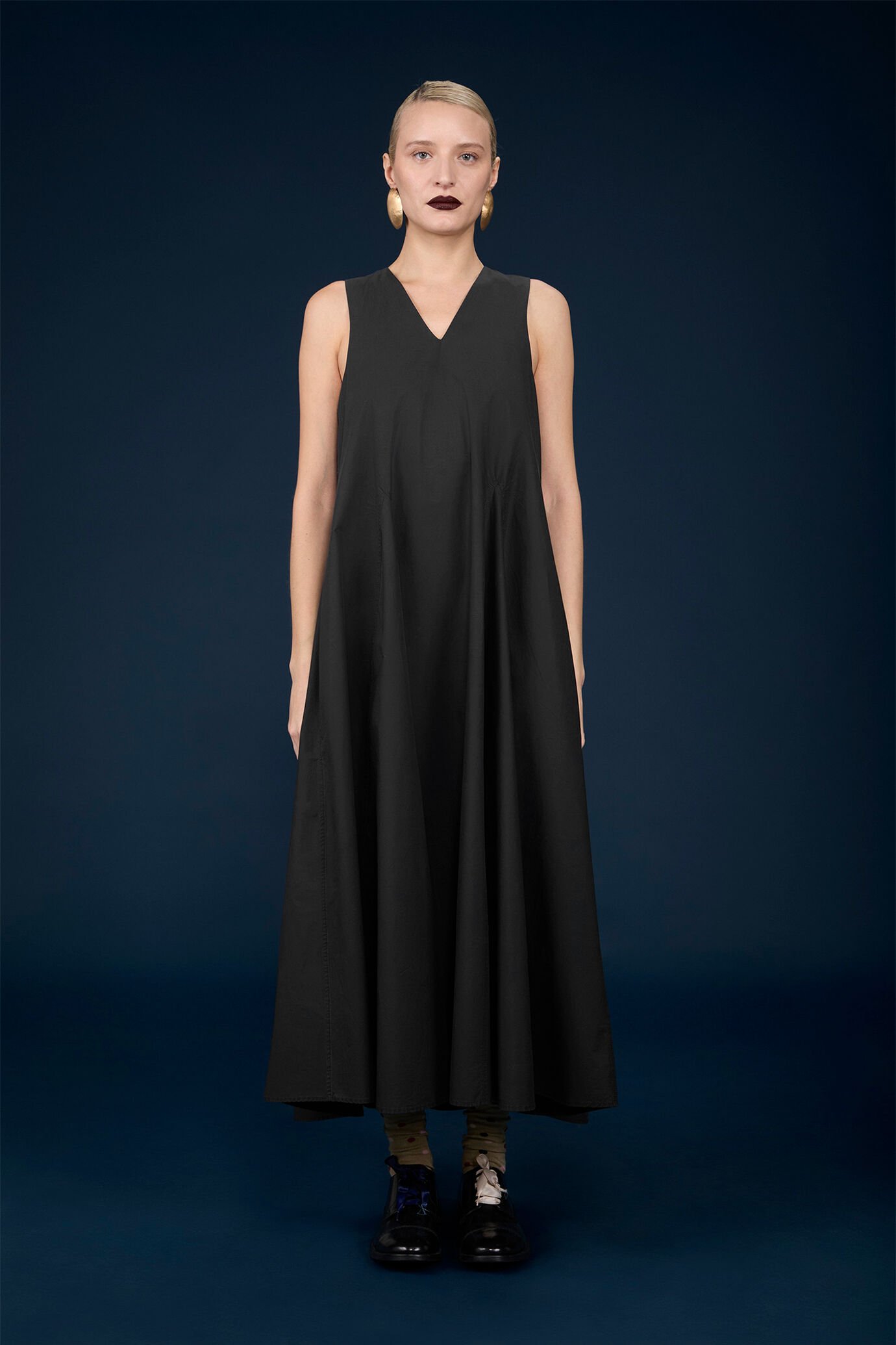 Langes ausgestelltes Damenkleid mit V-Ausschnitt