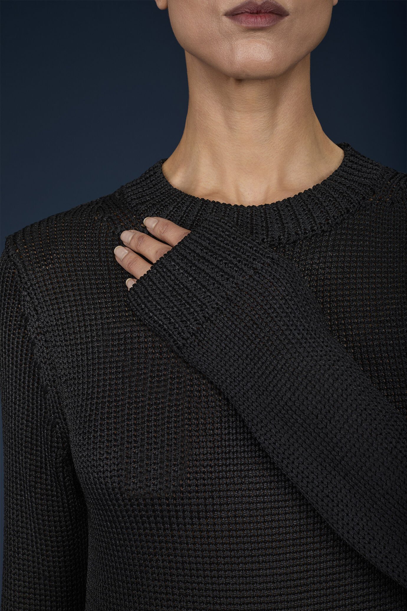 Robe longue pour femme avec col ras du cou et manches longues en crochet image number 2