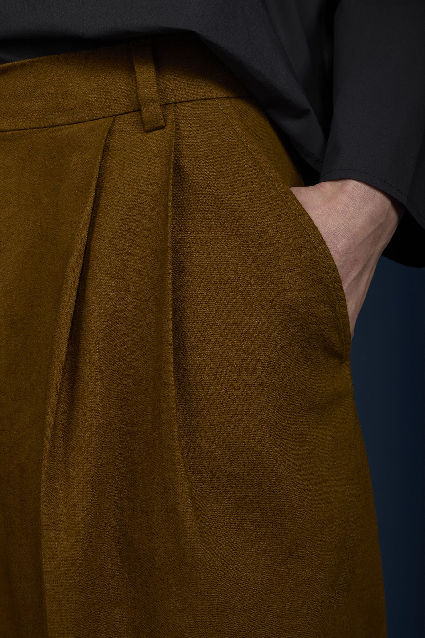 Women's wide trousers in linen and cotton with pleats image number 4