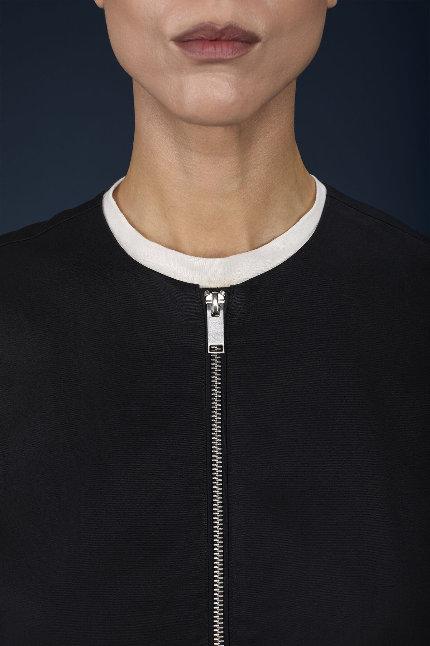 Women's vest with an egg-shaped line and an oversized fit image number 2