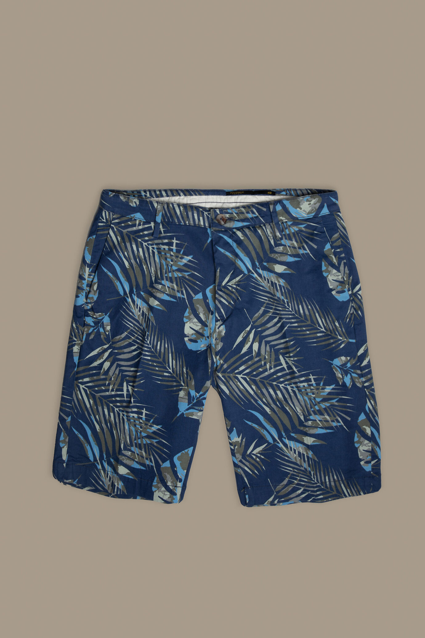 Chino bermuda twill construction with green leaves print image number 0