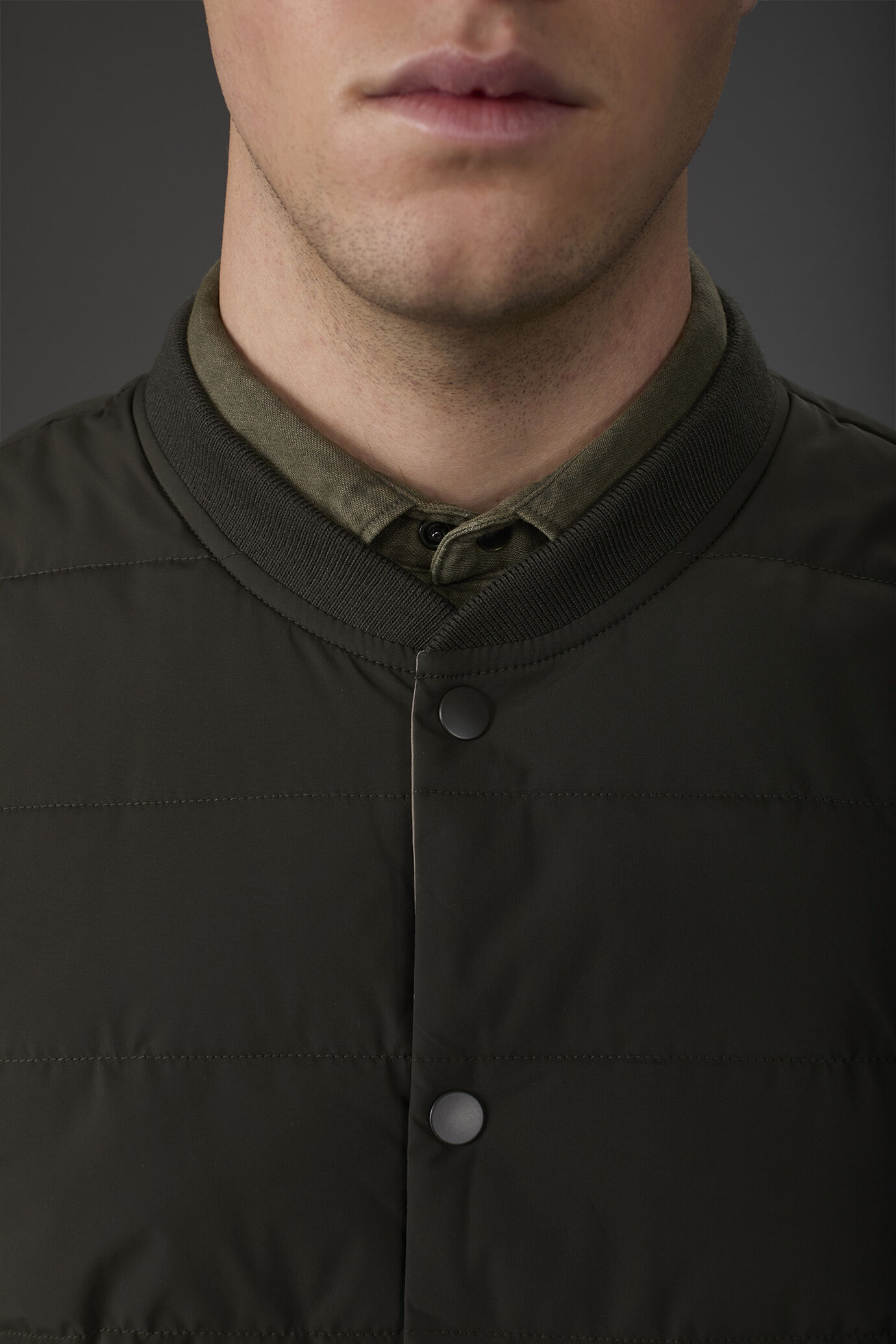 Men's reversible two-colour sleeveless vest with light padding image number 2