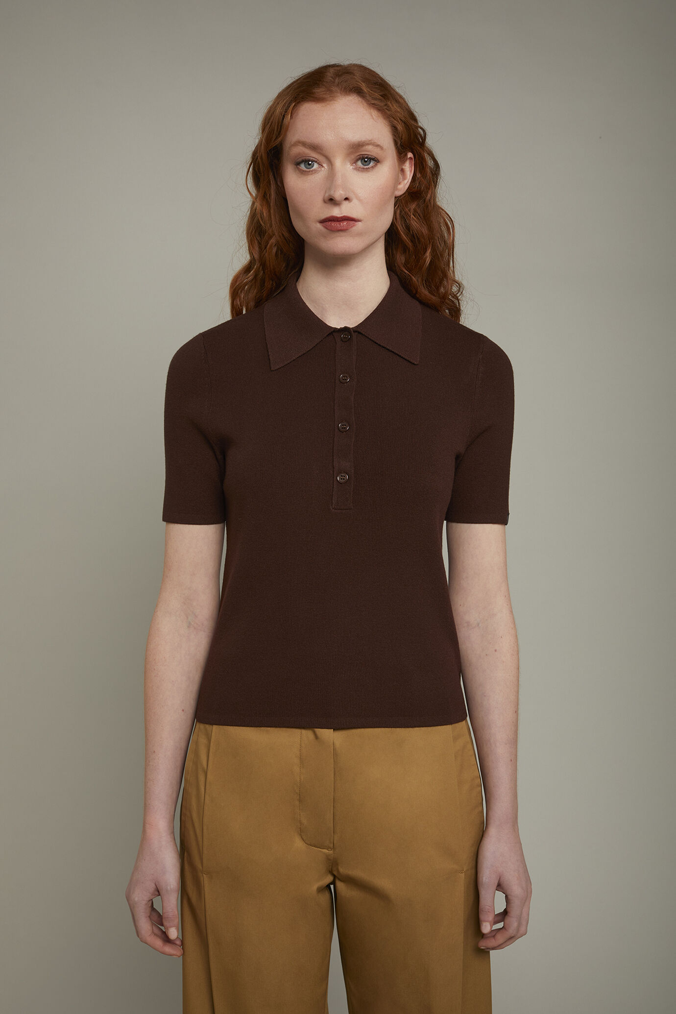 Einfarbiges Damen-Poloshirt mit kurzen Ärmeln aus Strick image number 2
