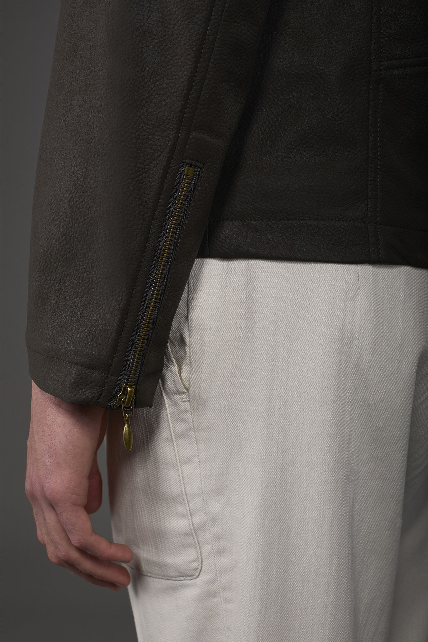 Gefütterte Herren-Bikerjacke aus Kunstleder mit Mandarinkragen image number 3