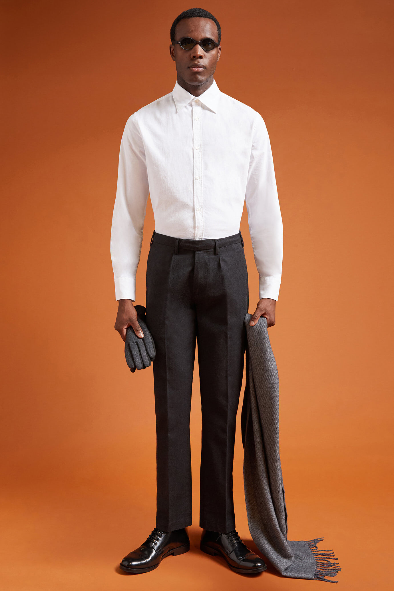 Chemise décontractée pour homme à col classique, 100% coton, tissu velours milleraies uni, coupe confort image number 1