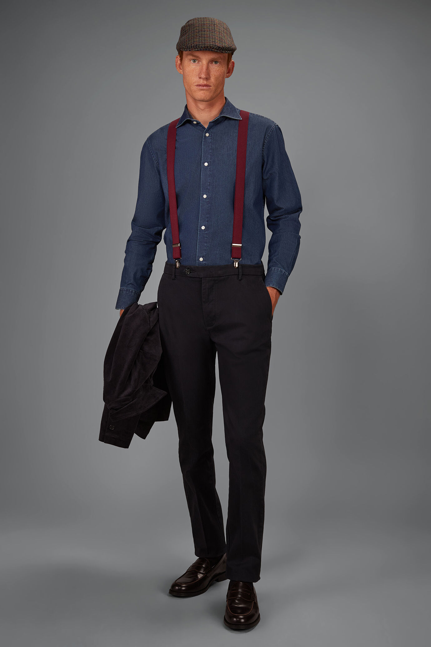 Classic men's chinos in regular fit with stretch twill construction