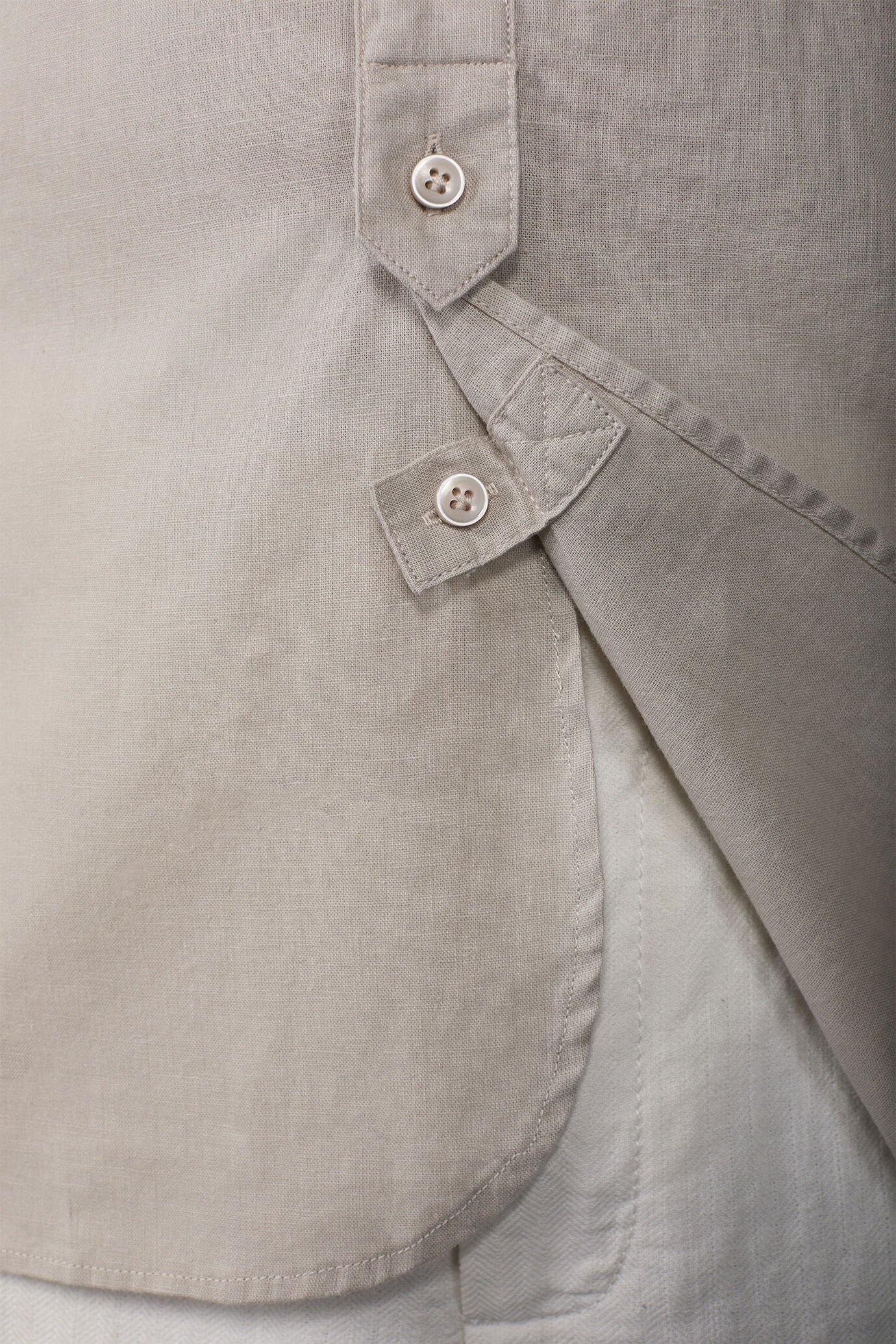 Camicia uomo casual collo alla coreana e abbottonatura a metà tessuto in lino e cotone lavato image number 3