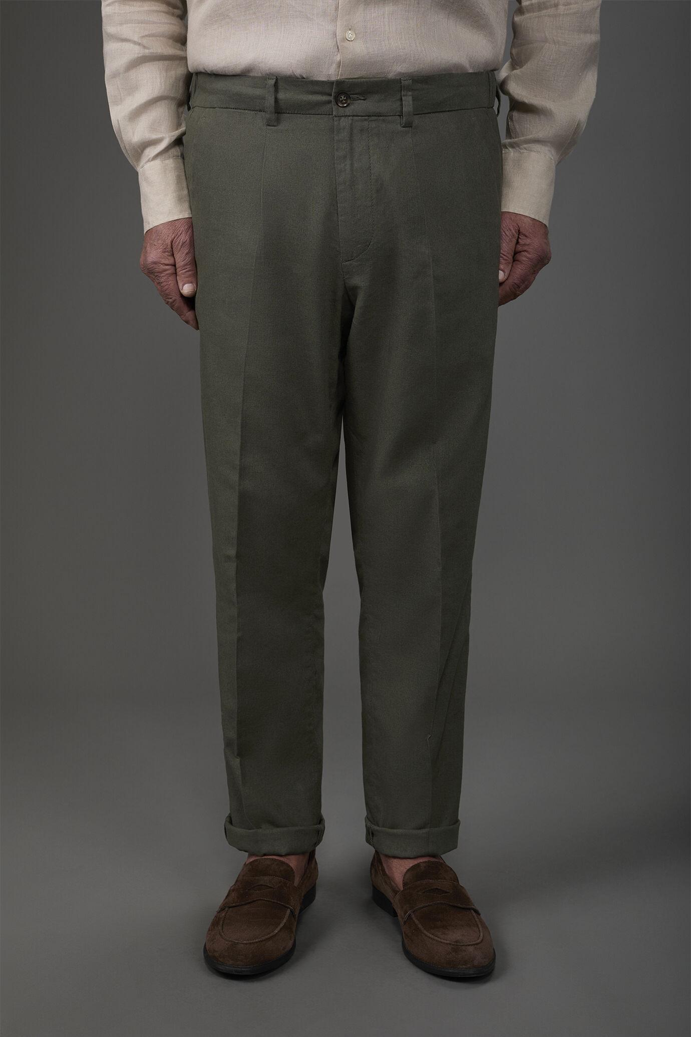 Herrenhose mit zwei kleinen Bügelfalten und Gummizug am hinteren Bund image number 1