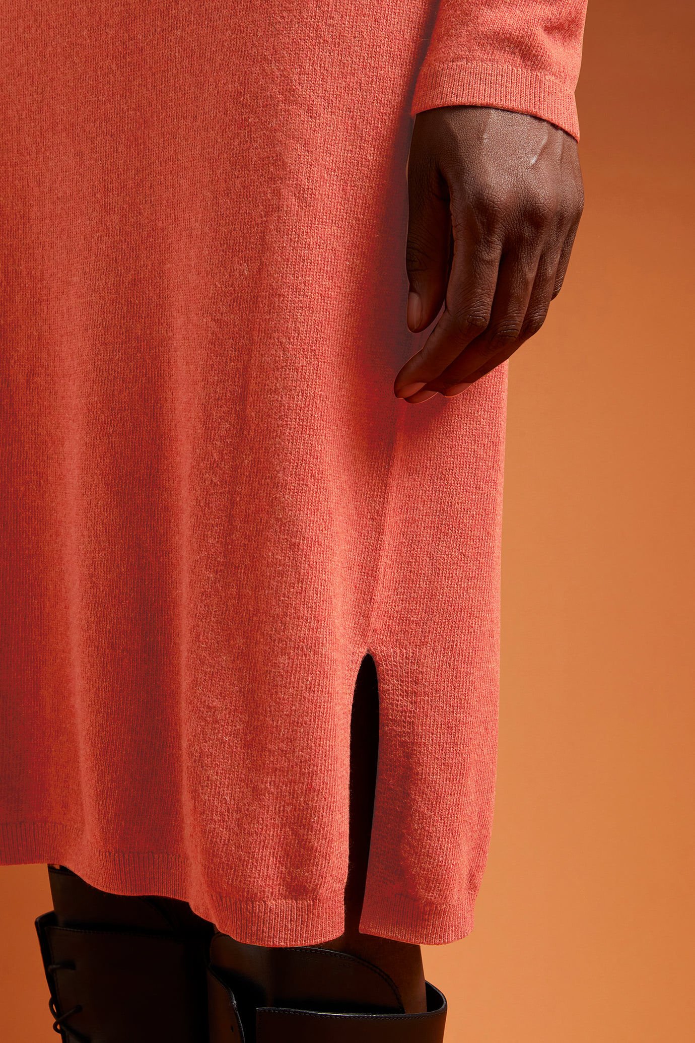 Damen-Strickkleid mit Rundhalsausschnitt und Seitenschlitzen in normaler Passform image number 3