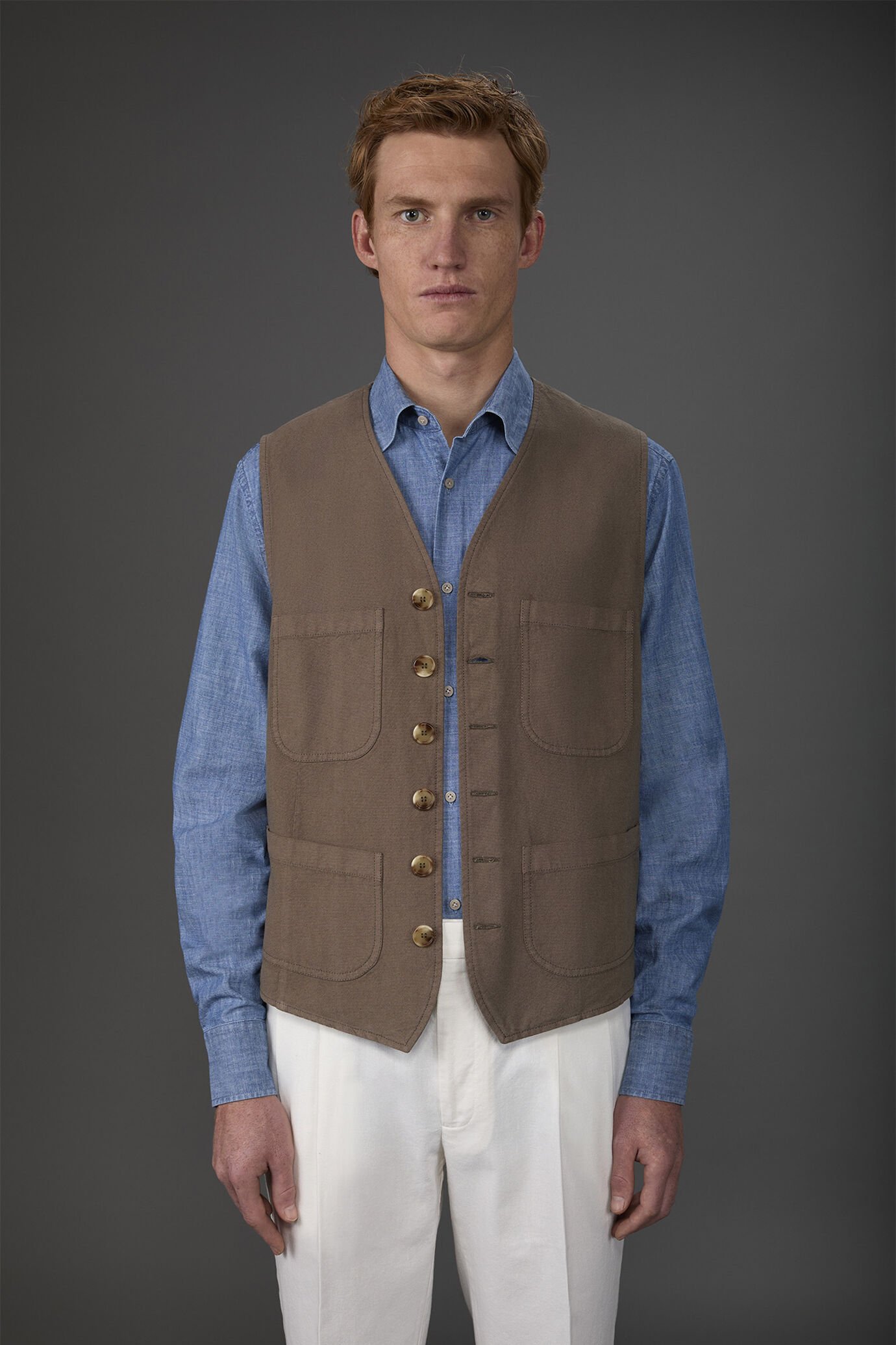 Men's vest with patch pockets and V-neck in linen and cotton blend image number 1
