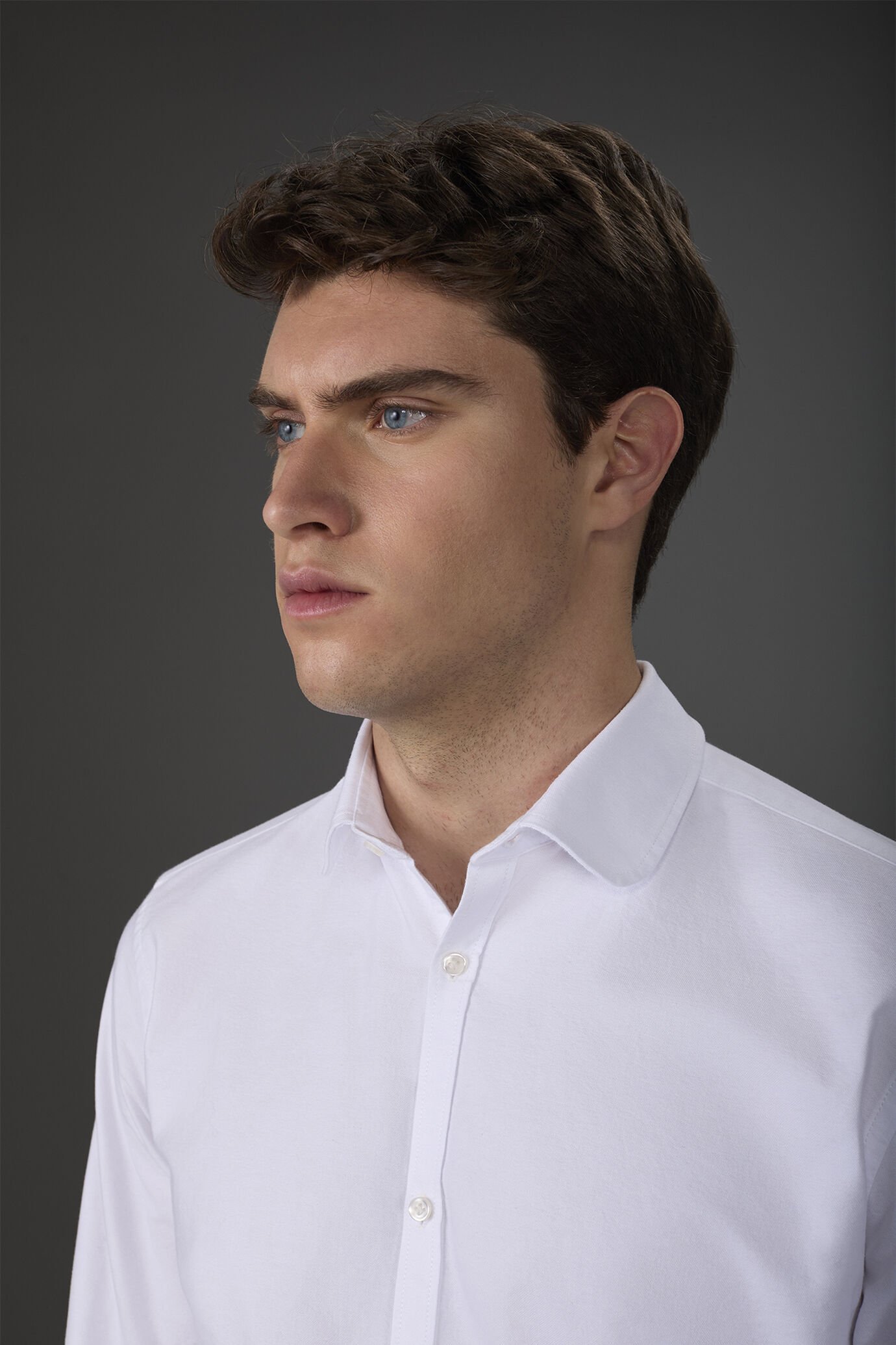 Chemise décontractée pour homme à col arrondi, 100% coton, tissu oxford uni, coupe confort image number 1