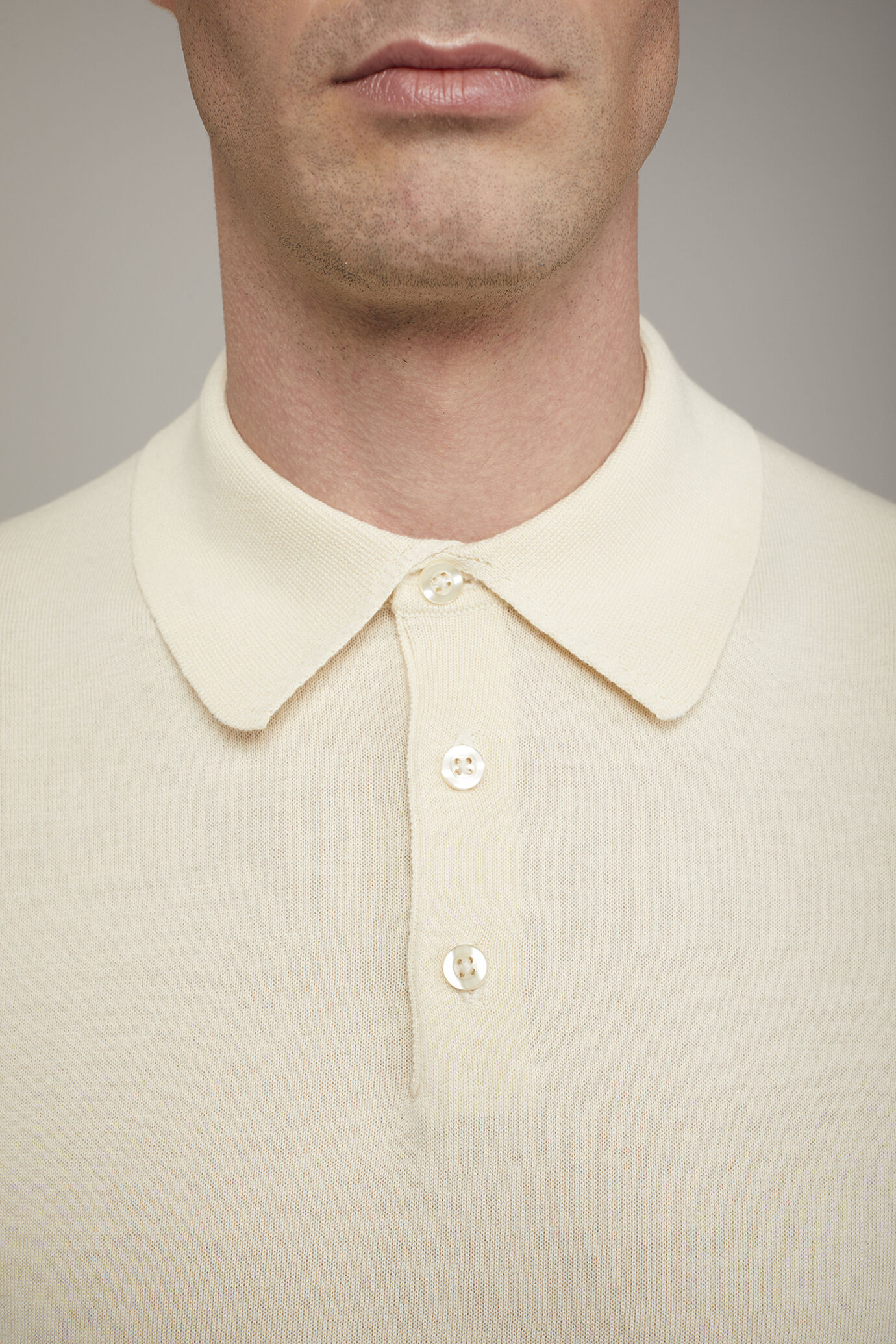 Polo homme en maille 100&nbsp;% coton &agrave; manches courtes coupe r&eacute;guli&egrave;re image number 3
