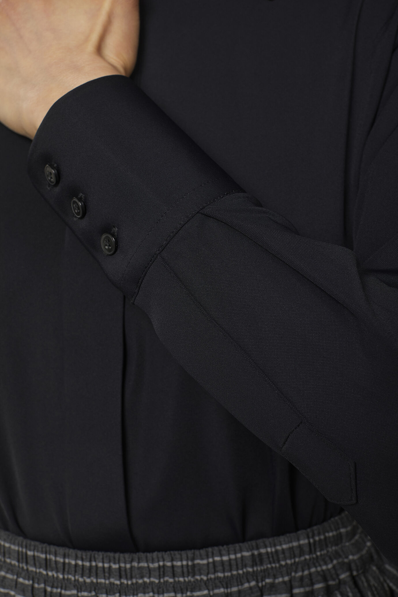 Women’s classic solid color shirt image number 4