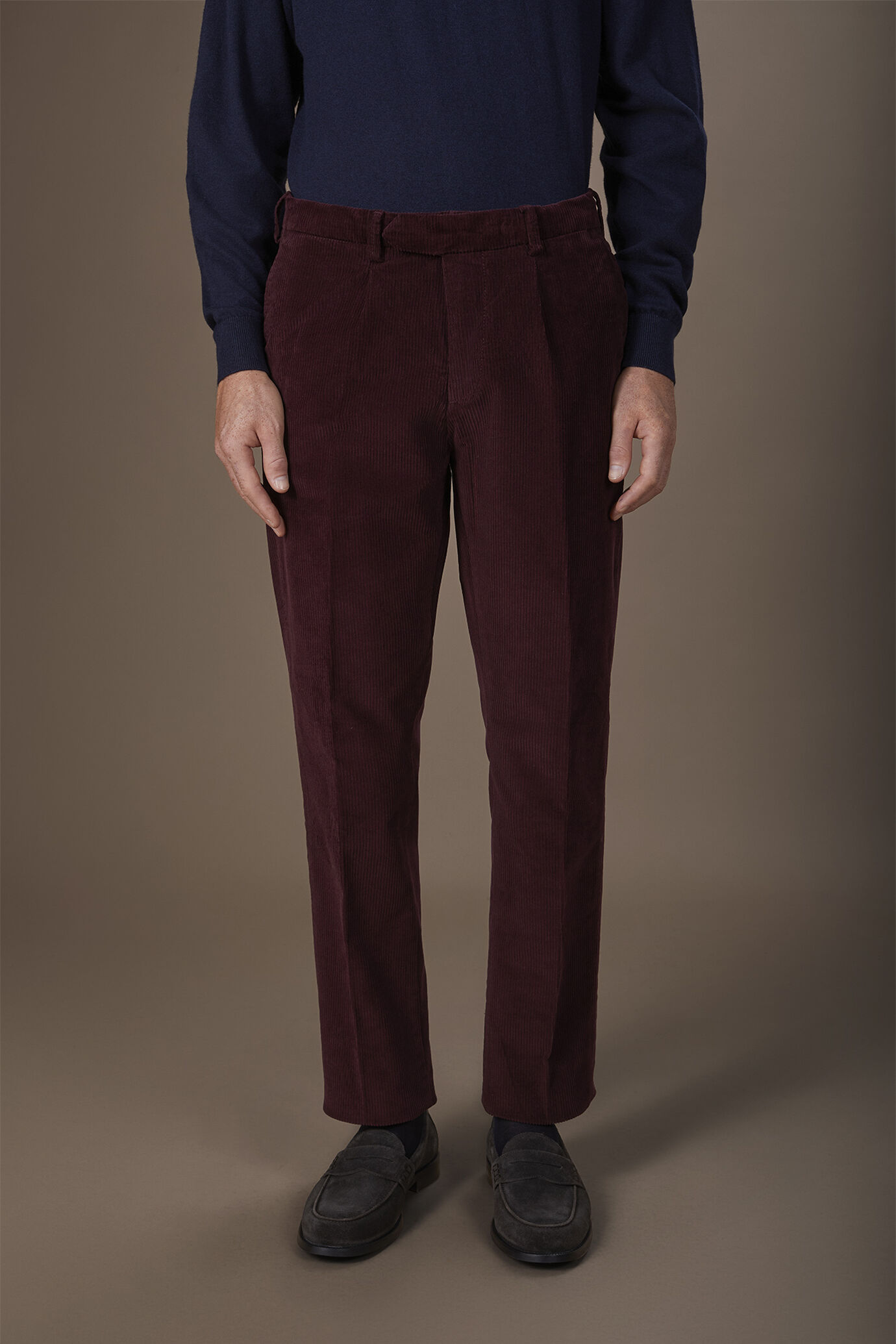 Herrenhose mit Bundfalten aus breit geripptem Cordsamt in normaler Passform image number 1