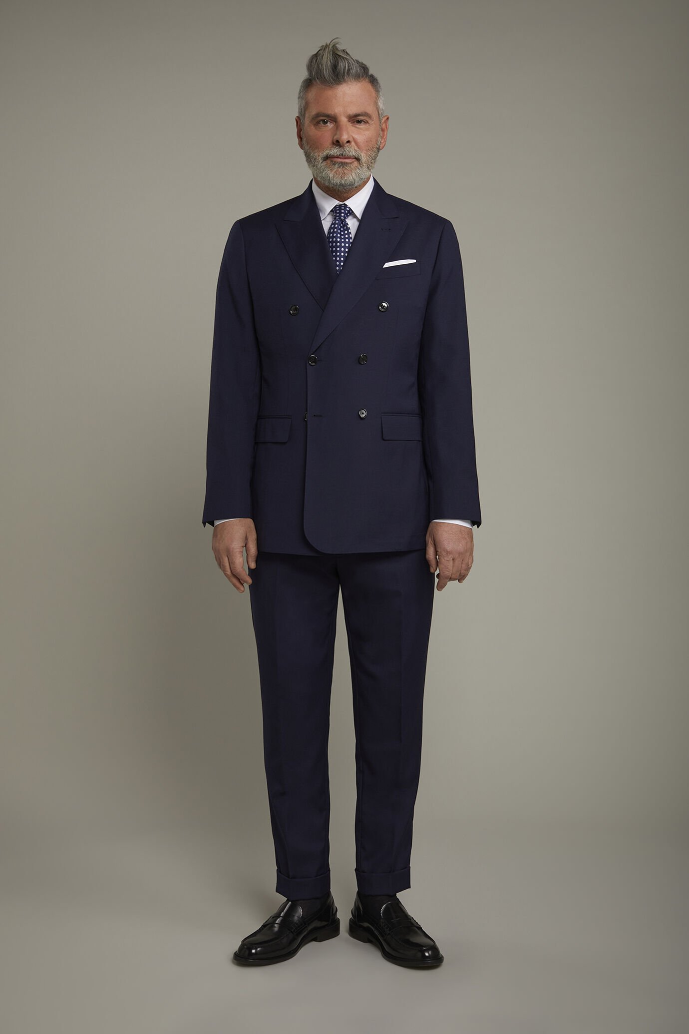 Zweireihiger Herrenanzug Wool Blend, bestehend aus einer klassischen Hose mit einem Abnäher und einem ungefütterten Zweireiher-Sakko mit spitzem Revers in normaler Passform image number 2