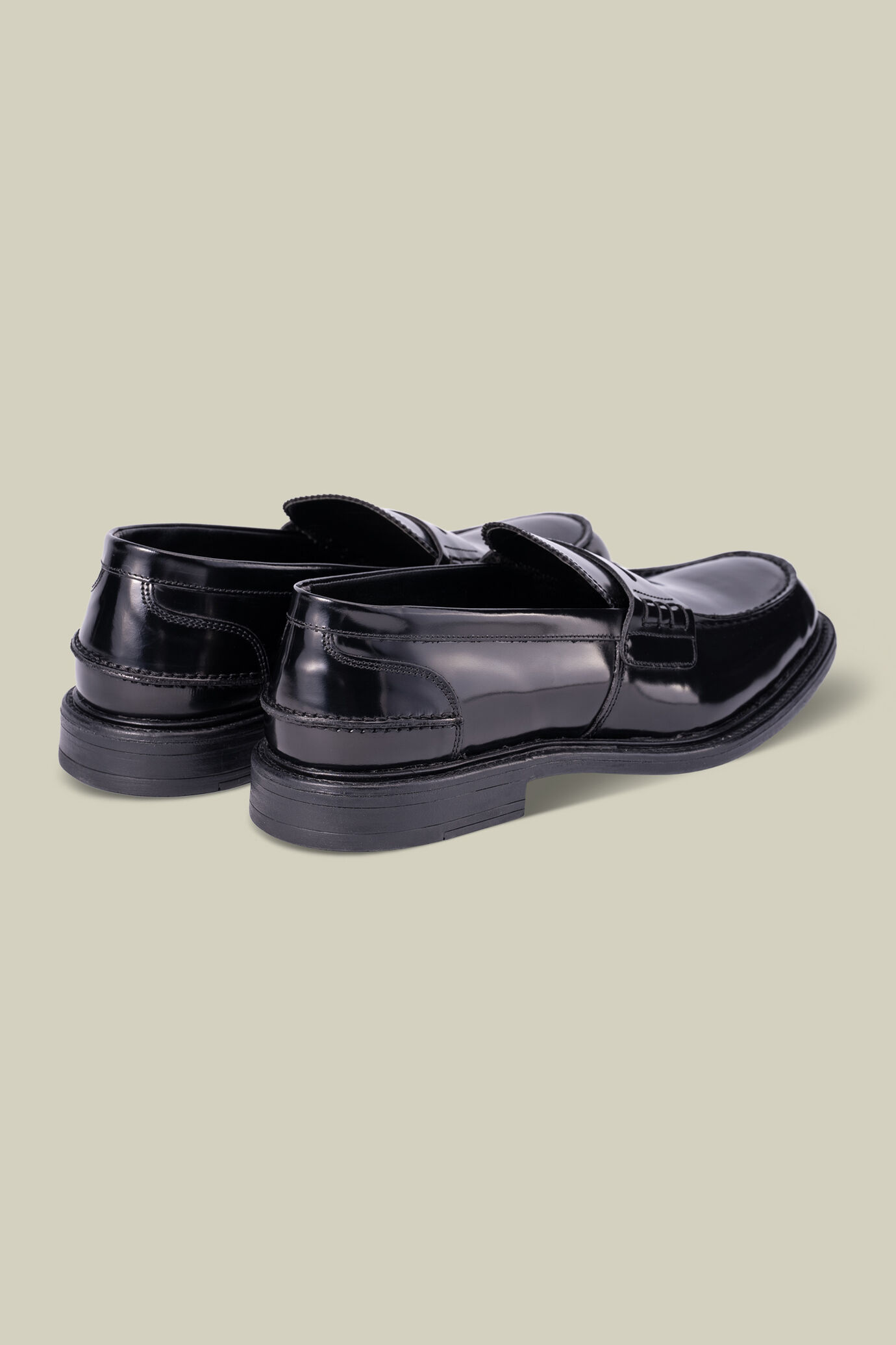 Mocassino classico effetto pelle con suola in gomma image number 2