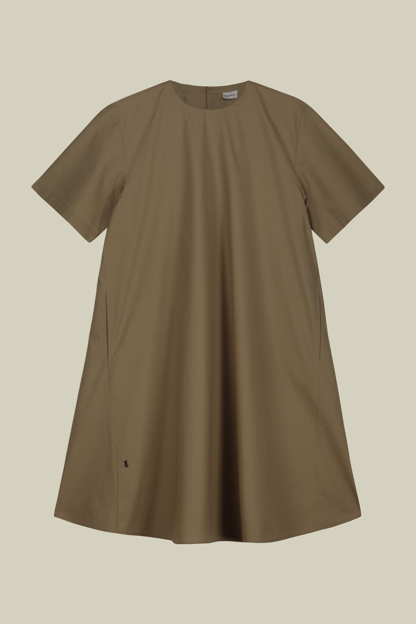 Short flared dress with short sleeves and side pockets image number 4