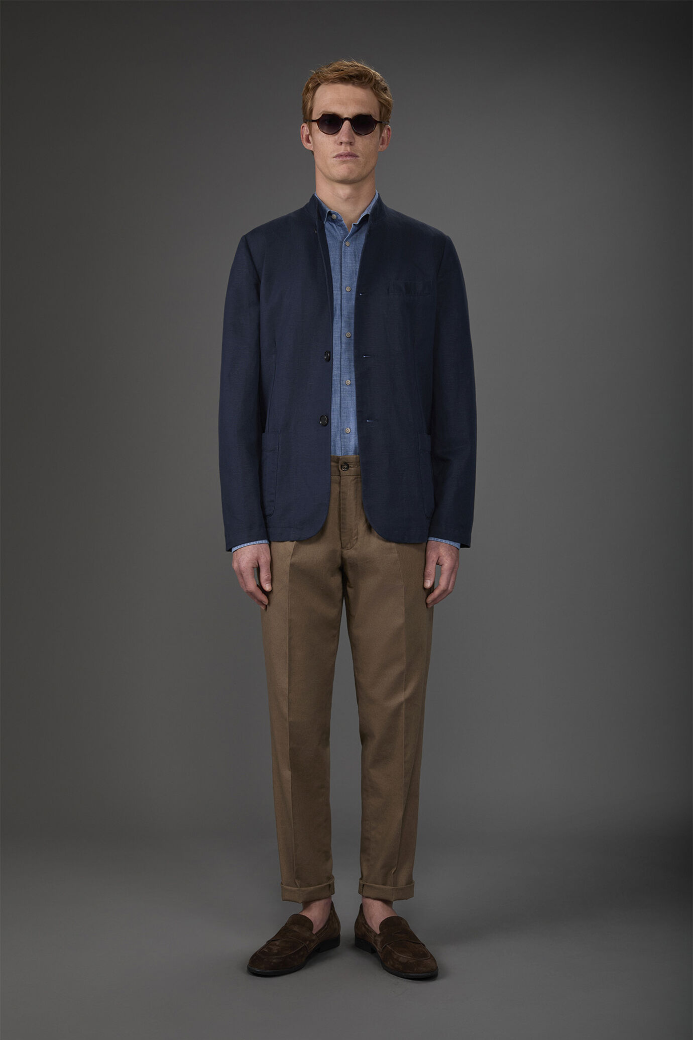 Herrenhose mit zwei kleinen Bügelfalten und Gummizug am hinteren Bund image number 0