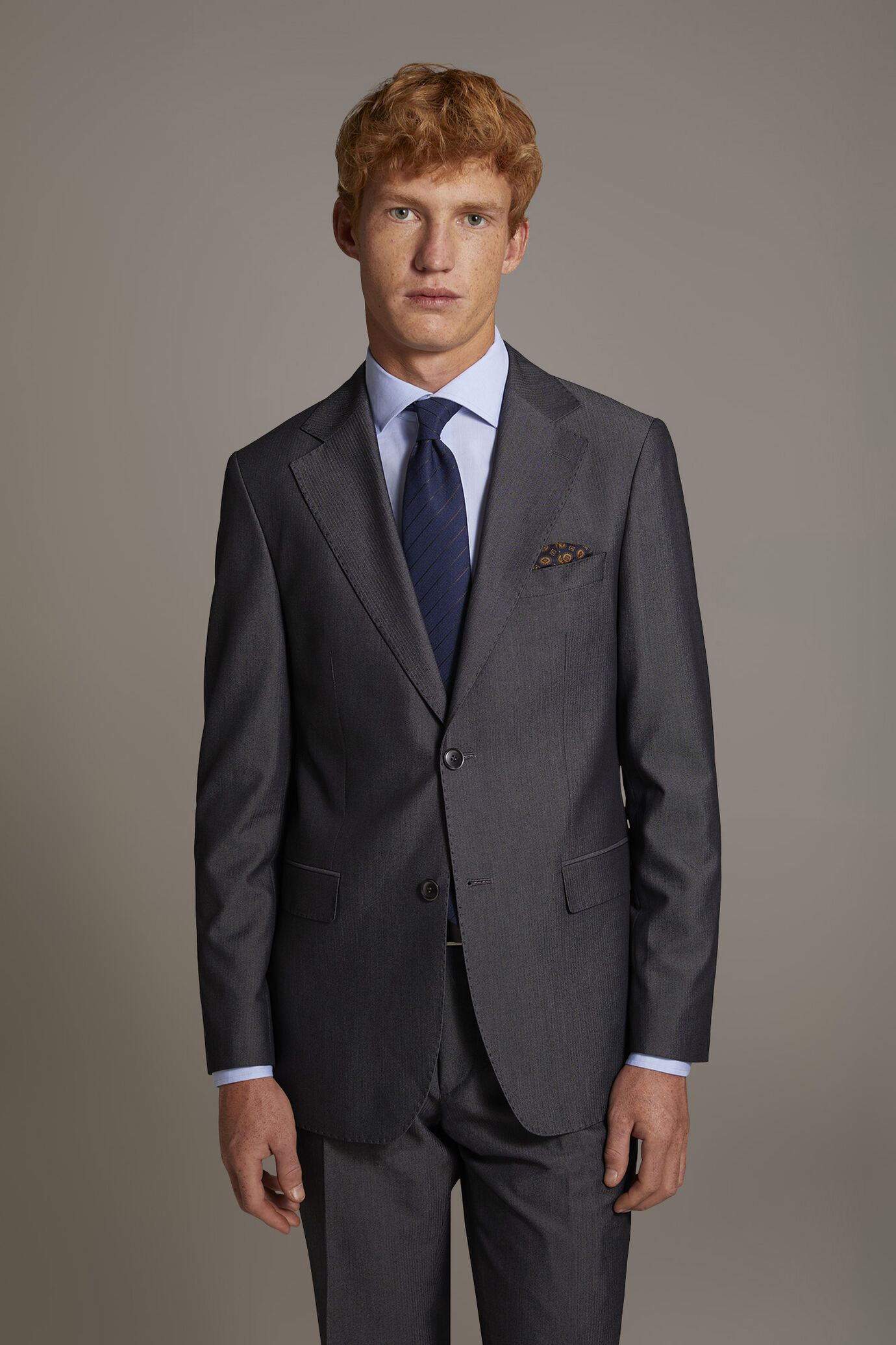 Abito monopetto con pantalone senza pinces tessuto dal disegno spinato image number 2