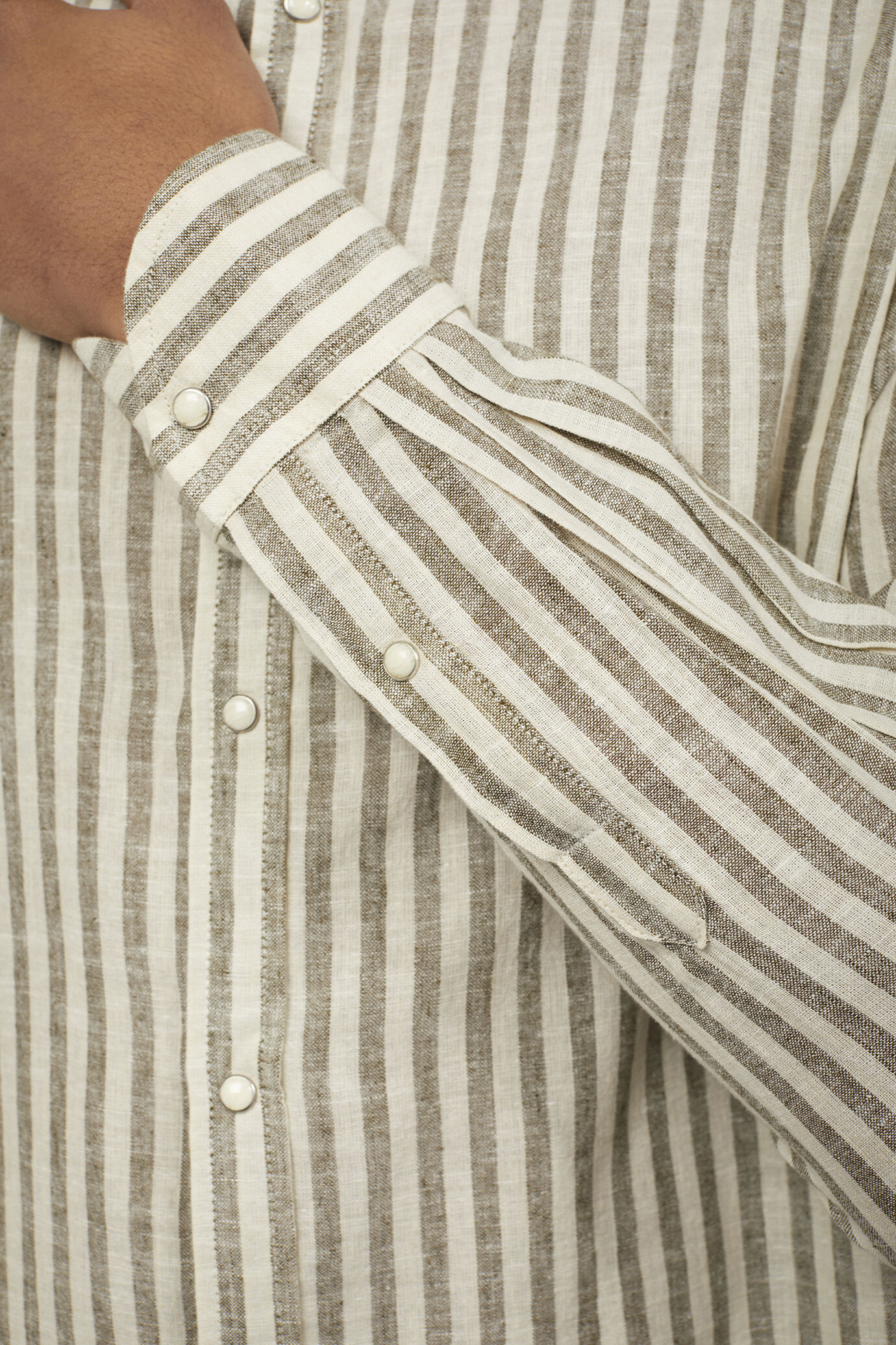 Gestreiftes Herren-Freizeithemd mit klassischem Kragen aus Leinen und Baumwolle in bequemer Passform image number 4