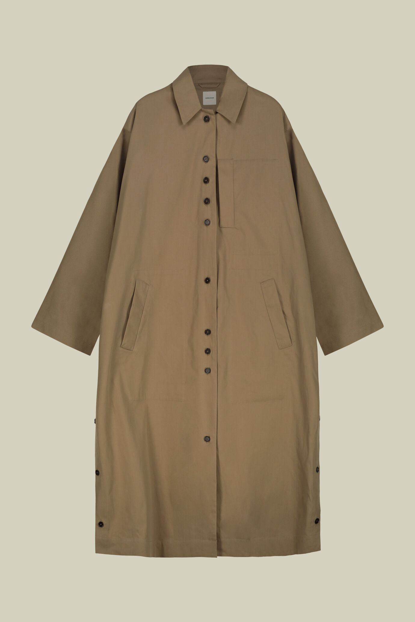 Imperméable évasé pour femme avec fentes latérales fermées par des boutons