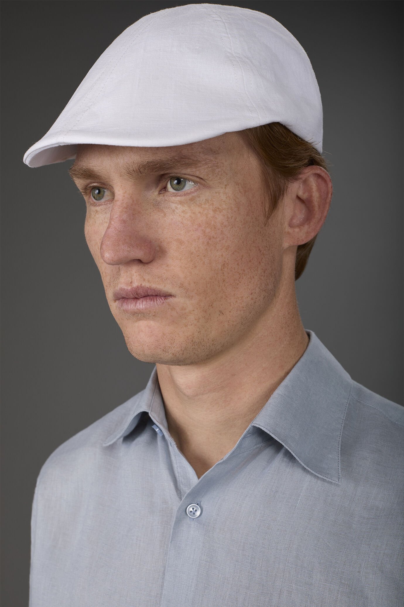 Men's flat cap with short semi-hidden peak in linen blend - Main Image
