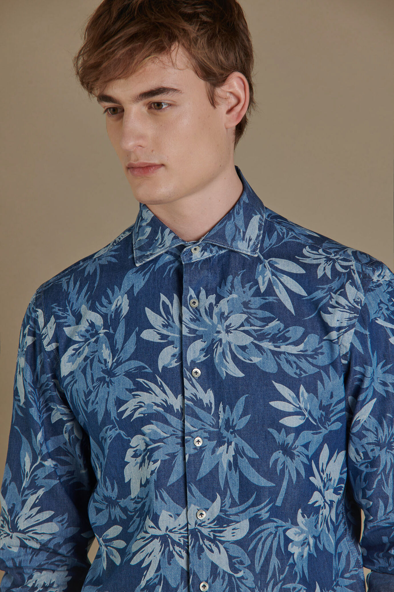 Camicia casual uomo collo francese denim stampa a fiori image number 1