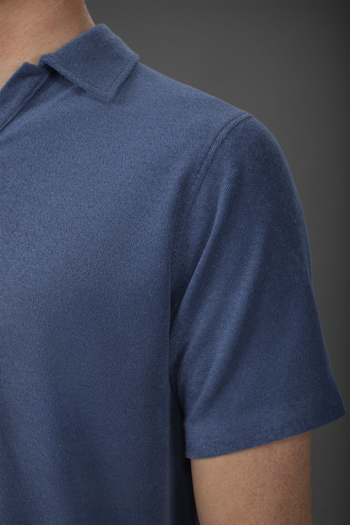 Men's short-sleeved polo shirt in a sponge fabric with derby collar image number 3