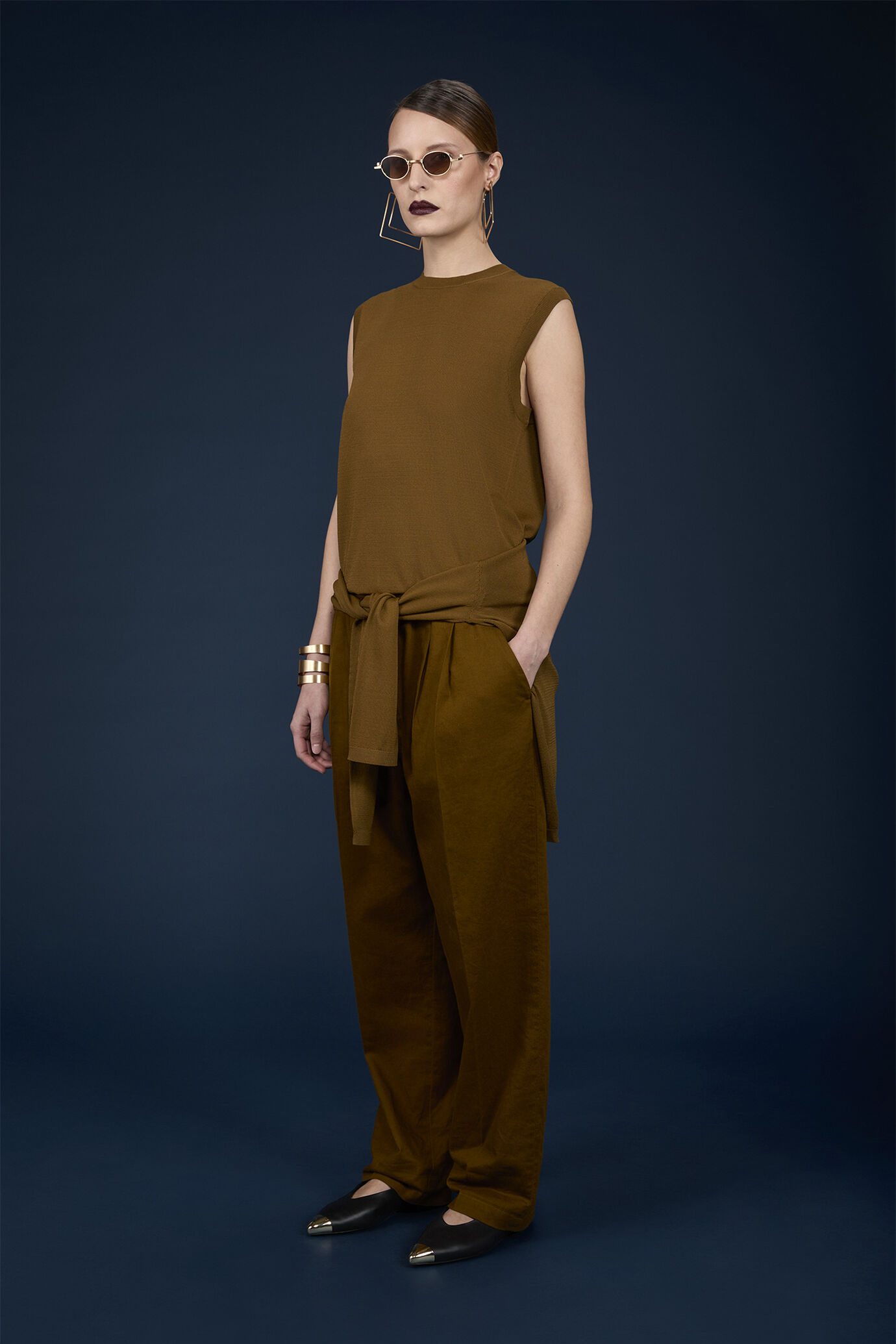 Women's knitted crew-neck waistcoat image number 1