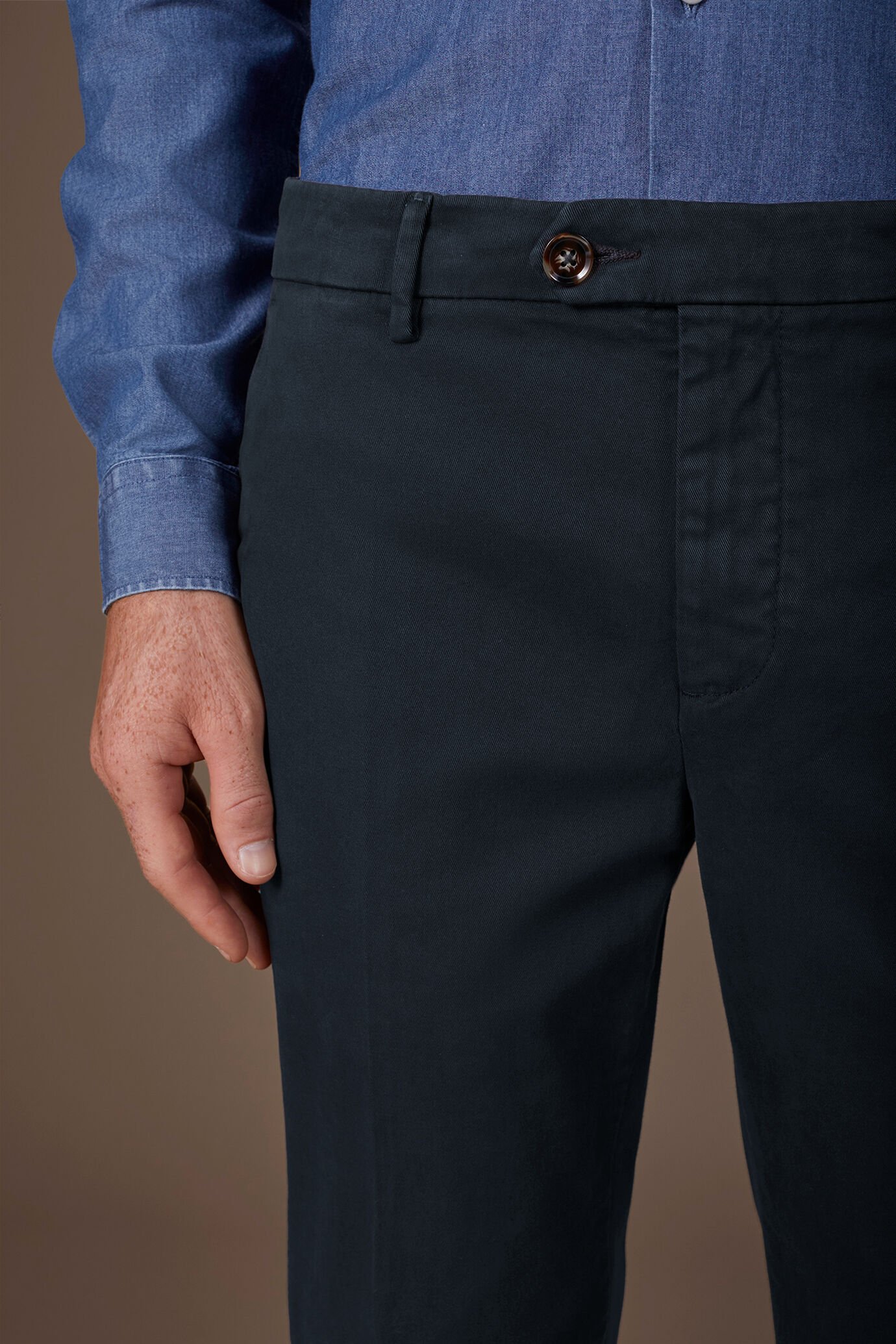 Pantalon chino homme coupe classique image number 2
