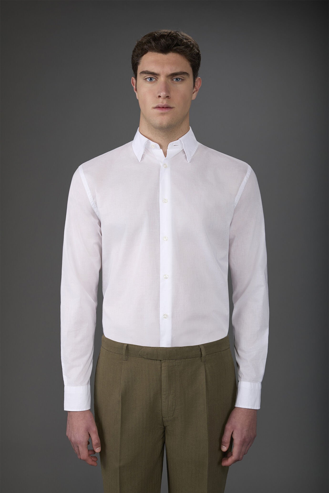 Chemise homme décontractée, col à boutons cachés, confectionnée dans un tissu en mousseline lavé