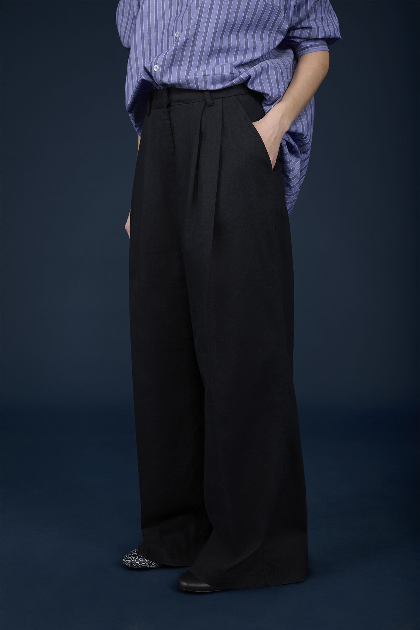 Women's wide trousers in linen and cotton with pleats image number 2