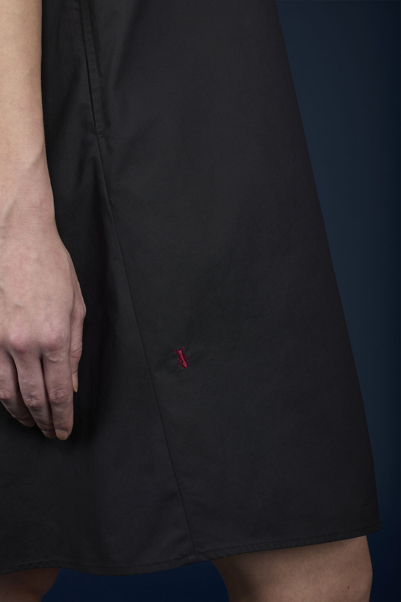 Kurzes, ausgestelltes Damenkleid mit kurzen Ärmeln und Seitentaschen image number 4