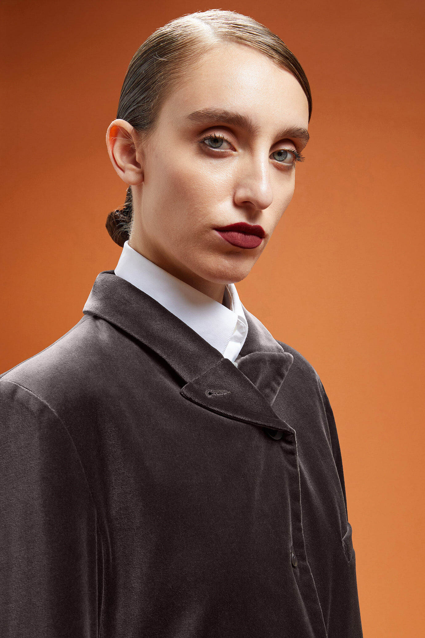 Women's slim fit jacket in smooth velvet with jewelled buttons image number 3