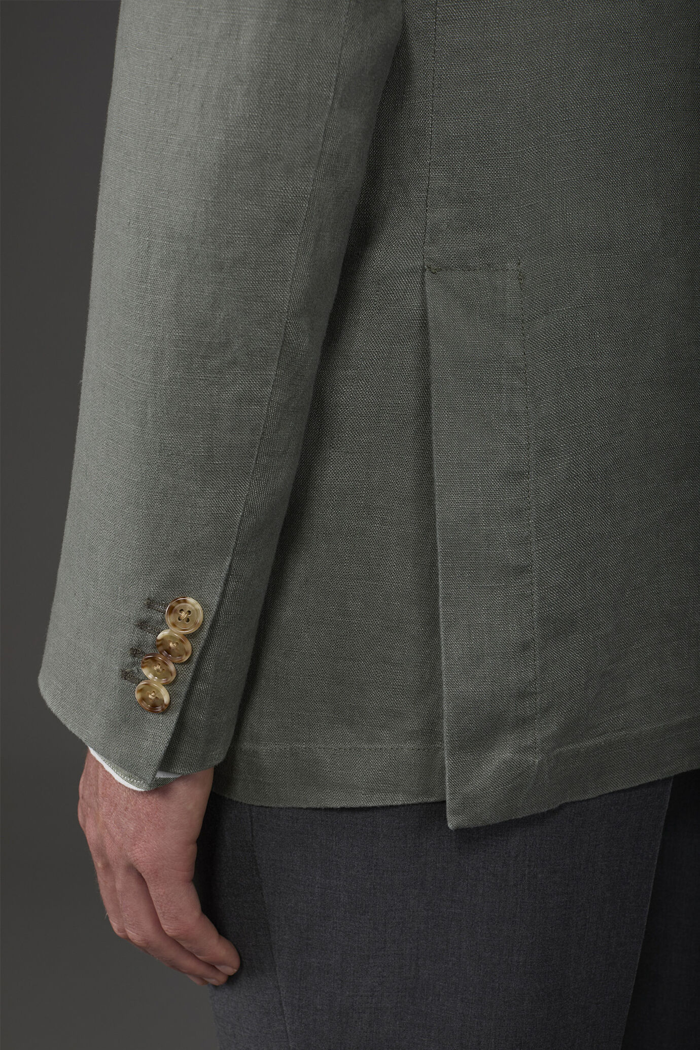 Men's unlined single-breasted jacket with classic lapels and patch pockets 100% linen image number 3