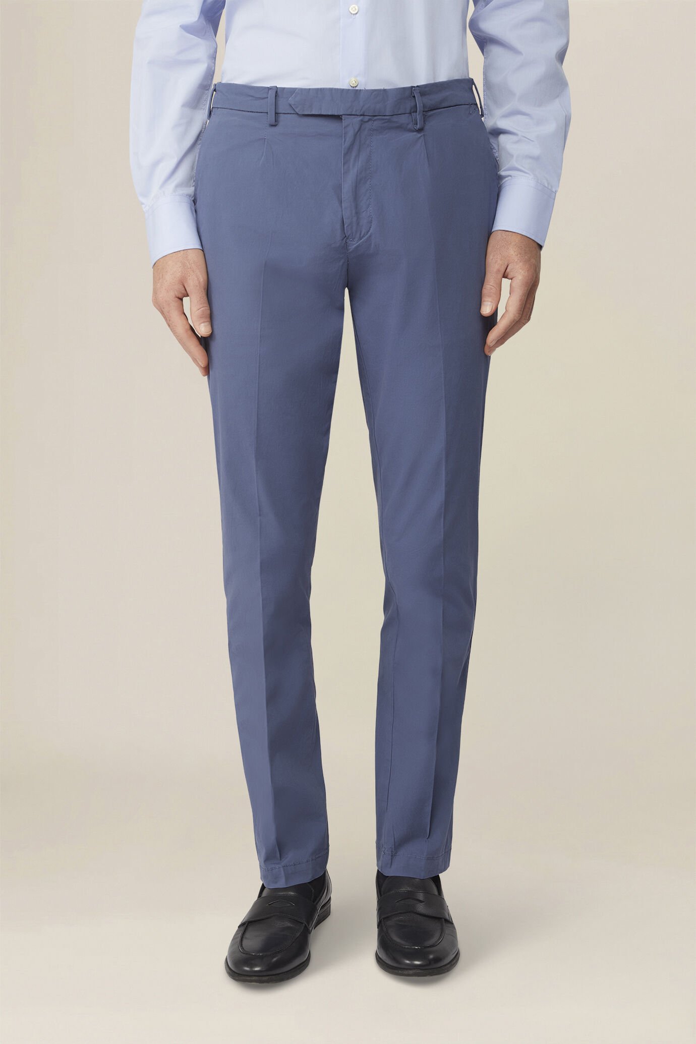 Pantalone uomo in cotone leggero con due piccole pinces e bottone nascosto image number 1