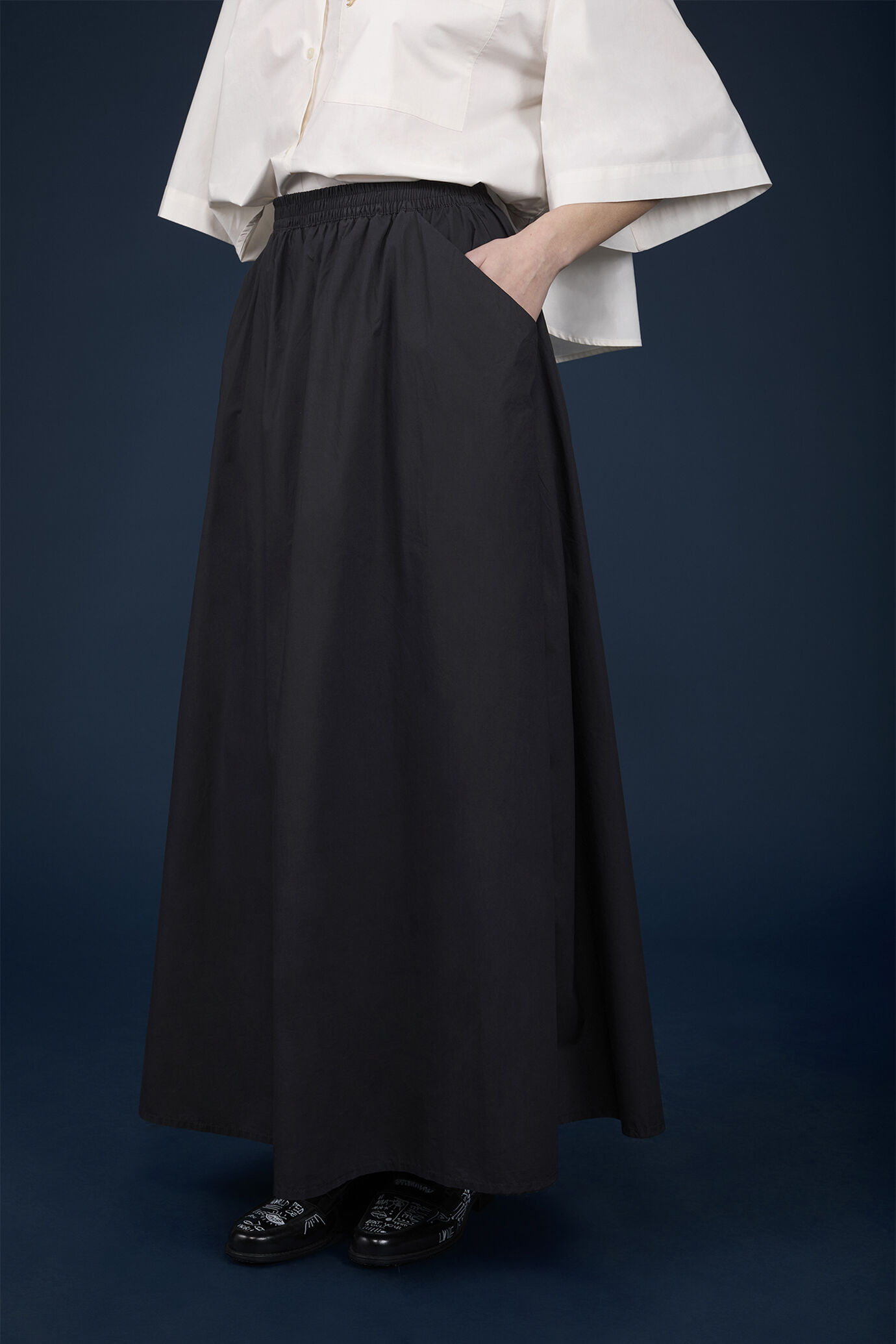 Long flared skirt with elastic waist and side pockets image number 2