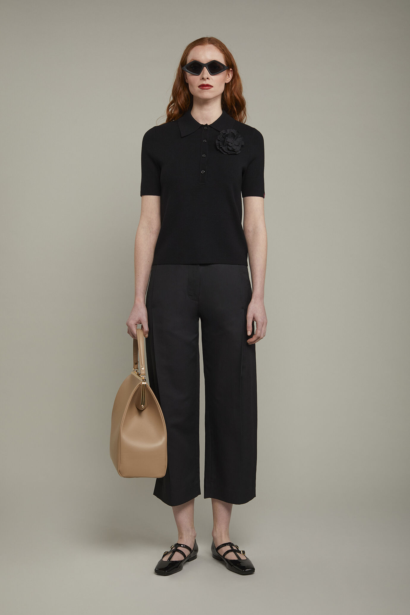 Einfarbiges Damen-Poloshirt mit kurzen Ärmeln aus Strick image number 0