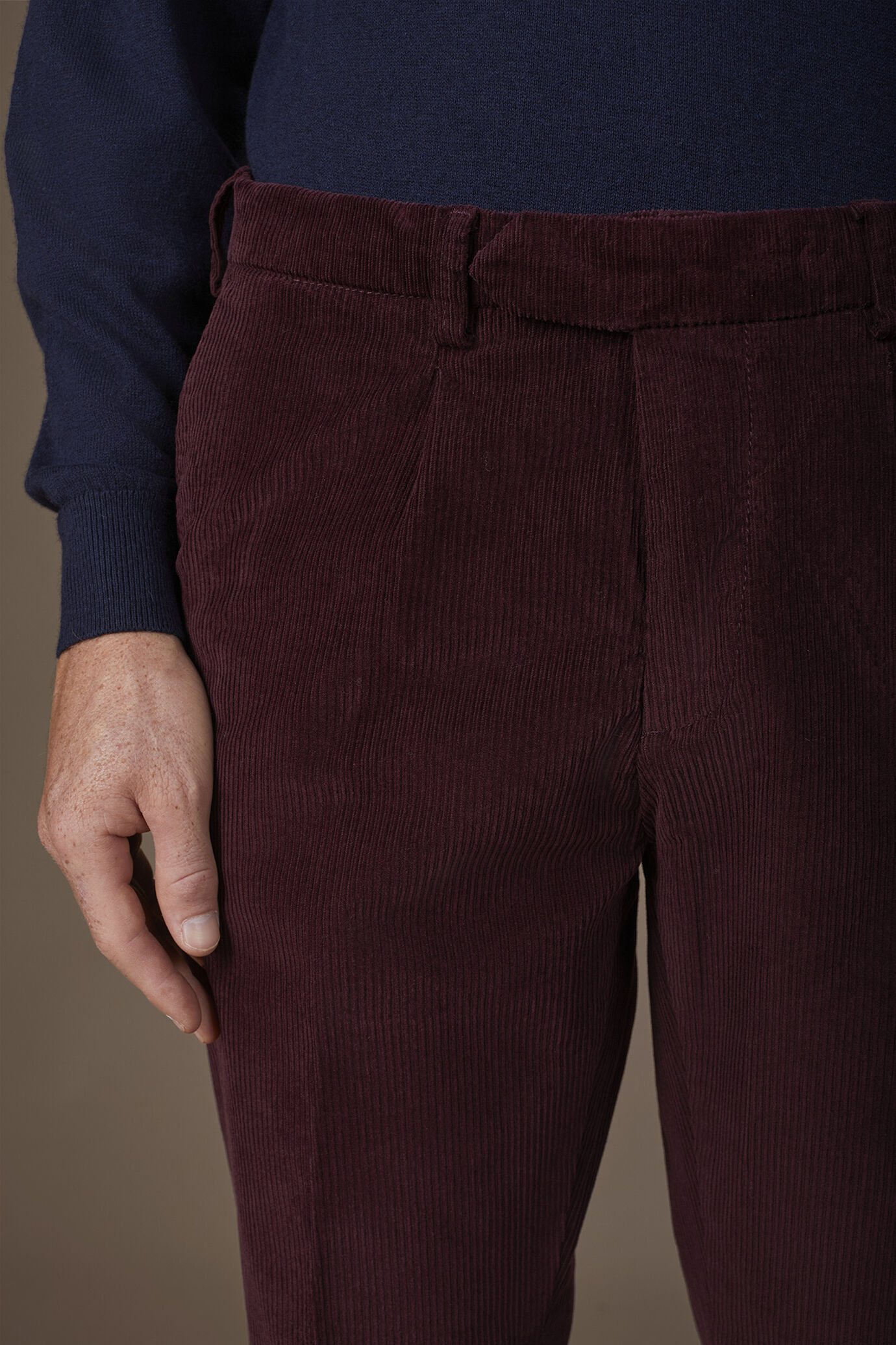 Herrenhose mit Bundfalten aus breit geripptem Cordsamt in normaler Passform image number 2